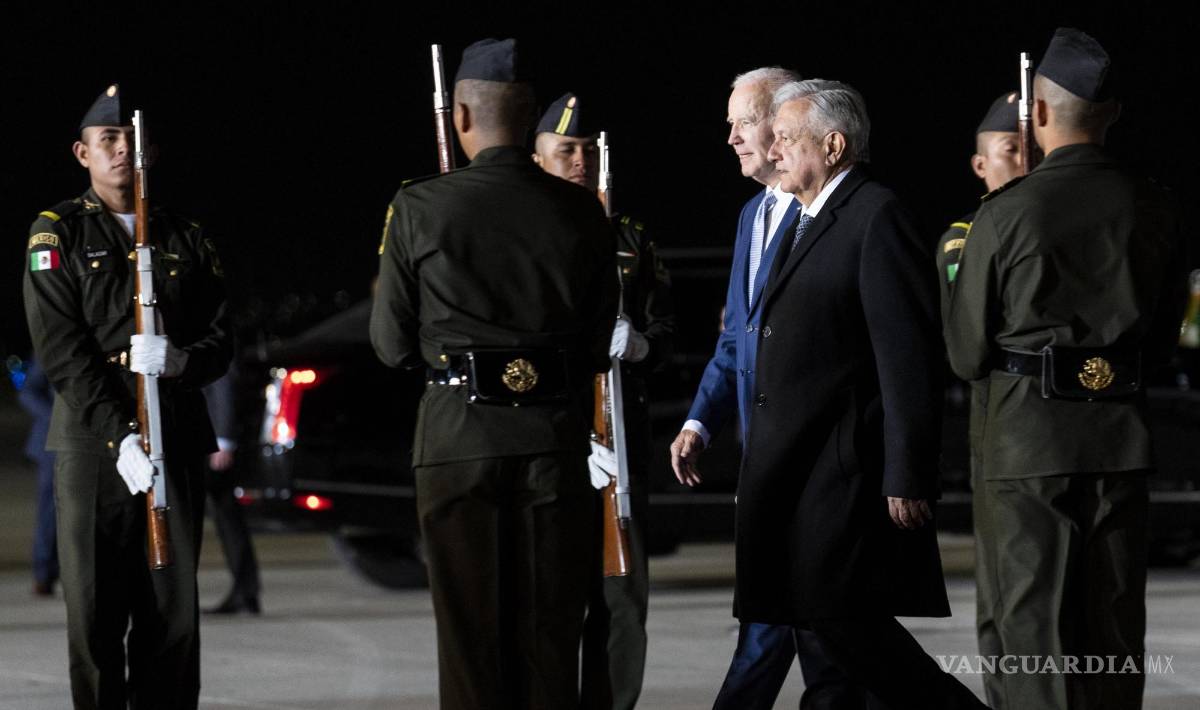 $!El presidente Joe Biden con el presidente Andrés Manuel López Obrador de México cuando llega al Aeropuerto Internacional Felipe Ángeles en la Ciudad de México, el domingo 8 de enero de 2023.