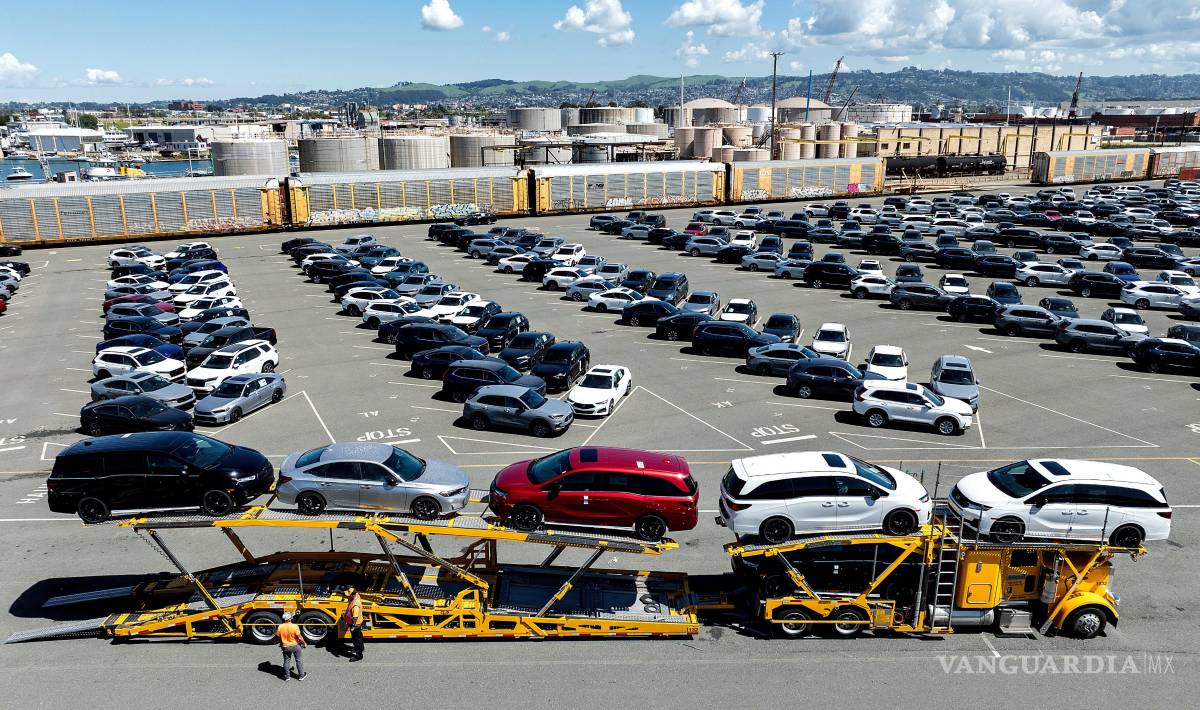 $!Vagones en un transportador en el almacén de vehículos de BNSF Railway en el puerto de Richmond. Los aranceles generales del 10% entran en vigor el sábado.
