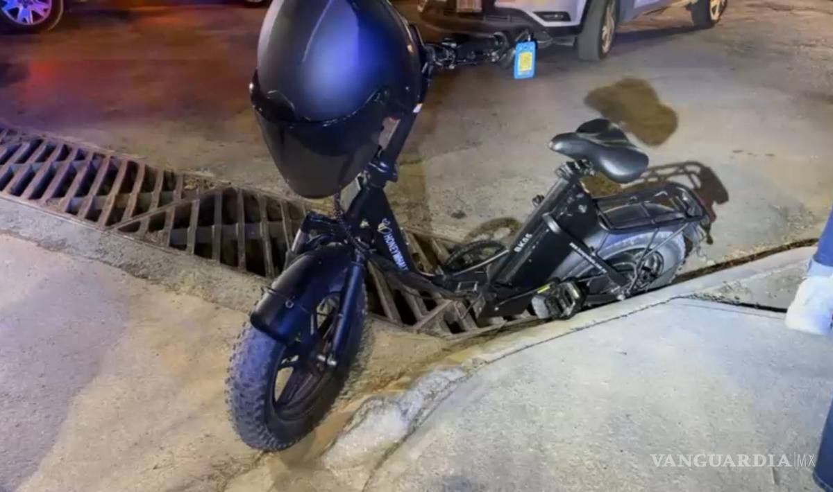 $!La joven de 18 años fue auxiliada por vecinos tras quedar tendida sobre el pavimento.