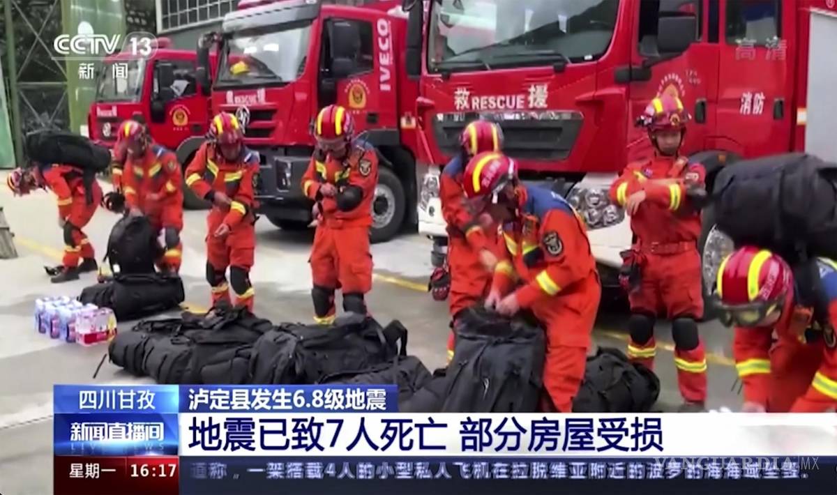 $!Los rescatistas se preparan para cumplir con su deber luego de un terremoto en el condado de Luding, en la provincia de Sichuan, suroeste de China.