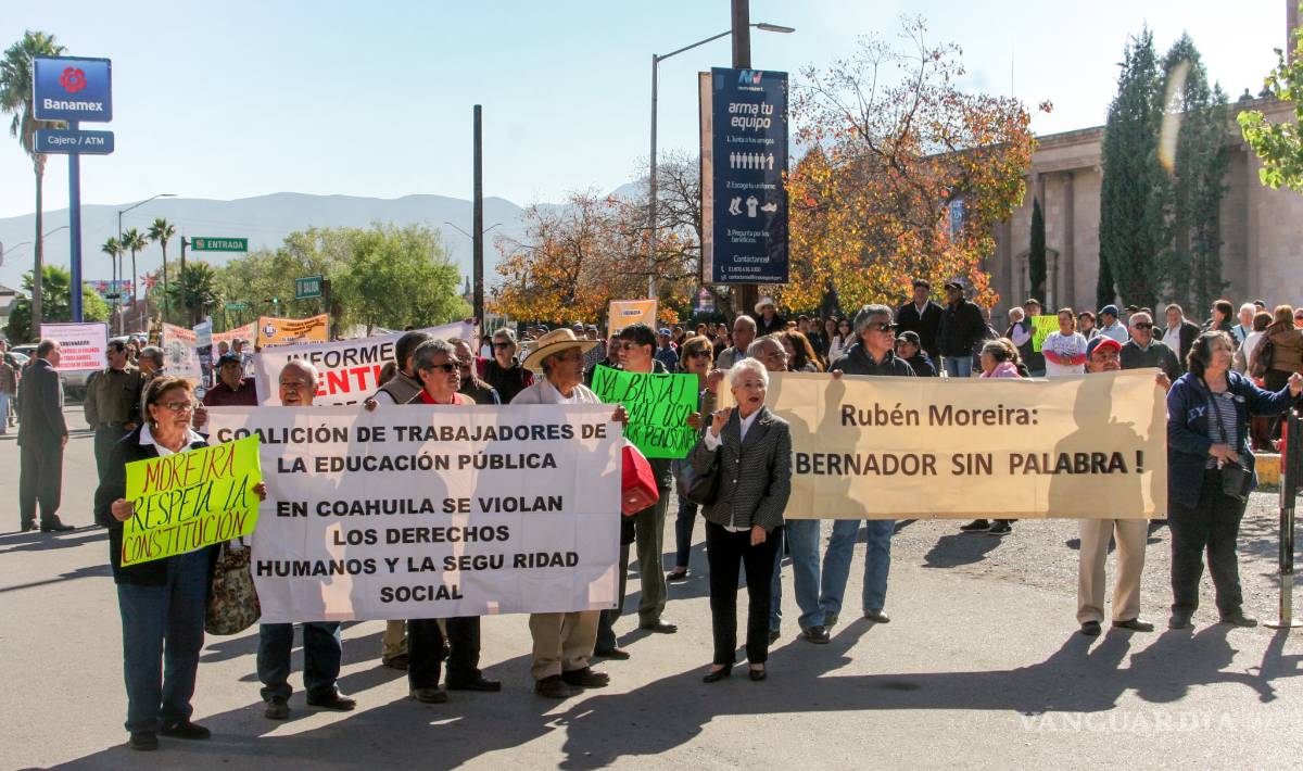$!Maestros se manifiestan contra Rubén Moreira en su Quinto Informe de Gobierno
