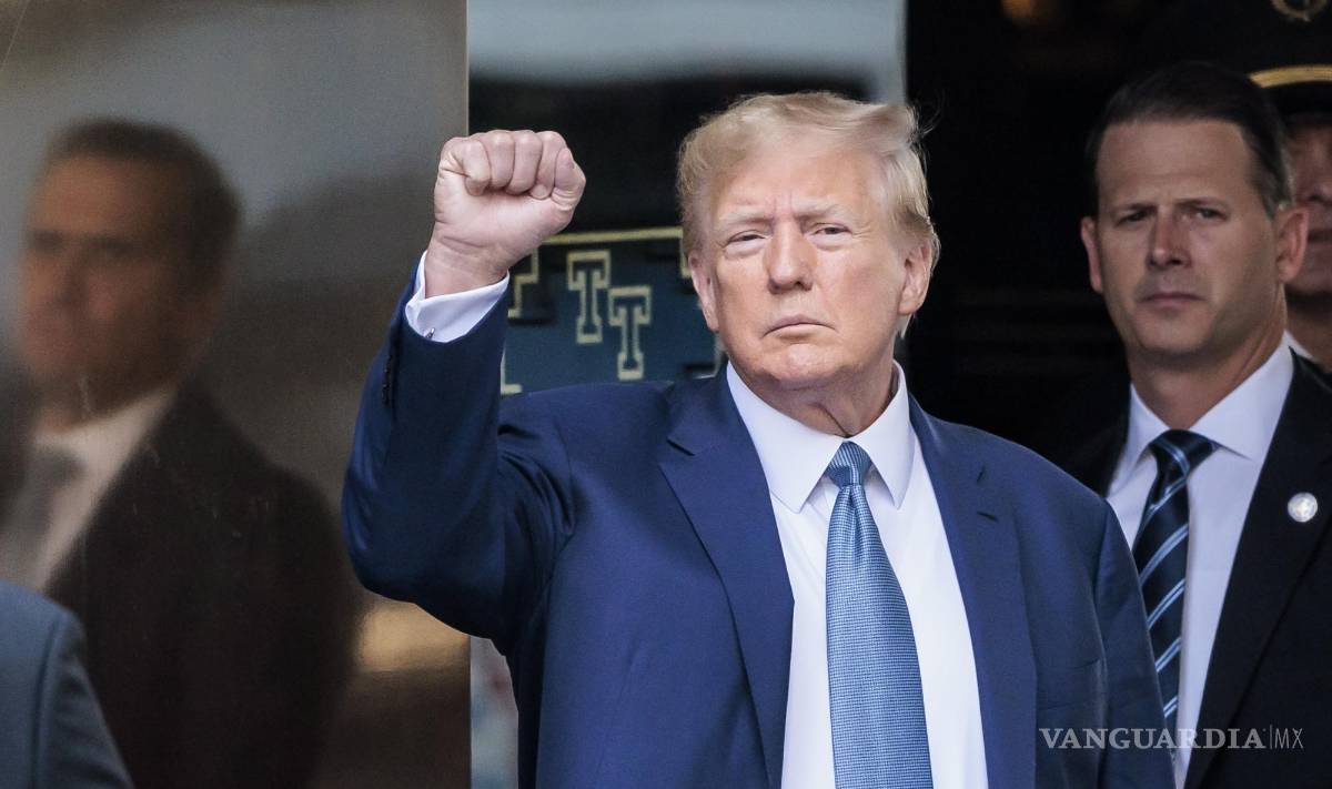 $!El expresidente estadounidense, Donald Trump, sale de la Torre Trump de camino a la oficina de la fiscal general de Nueva York, Letitia James, para una declaración.