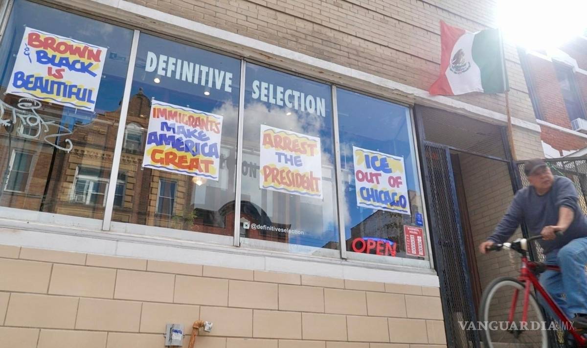 $!Un ciclista pasa por la tienda de ropa Definitive Selection, uno de los negocios predominantemente latino perjudicado por las políticas de Trump en Chicago.