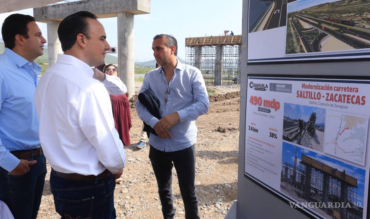 $!El alcalde Javier Díaz y el gobernador Manolo Jiménez, supervisan el avance de las obras en la carretera a Derramadero.