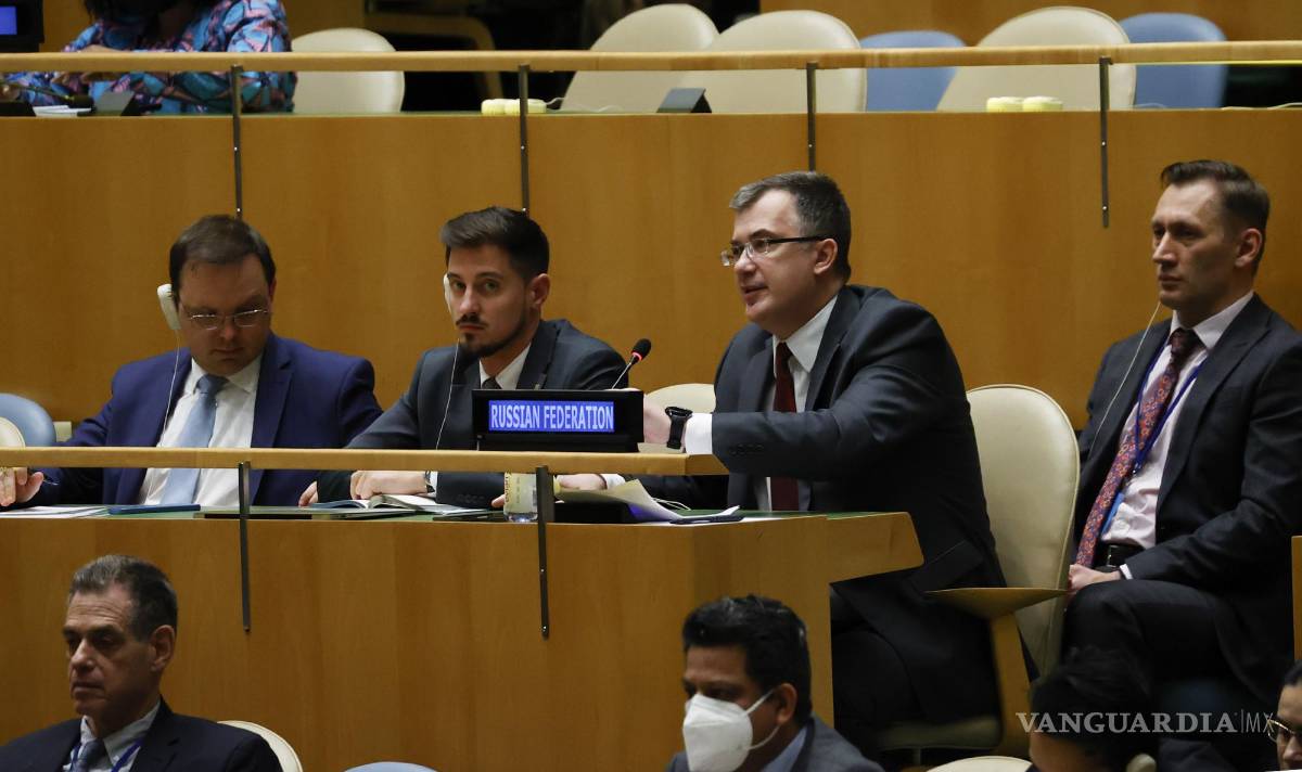 $!El Representante Permanente Adjunto de Rusia ante la ONU, Gennady Kuzmin (c), se dirige a la reunión de la Asamblea General de las Naciones Unidas.