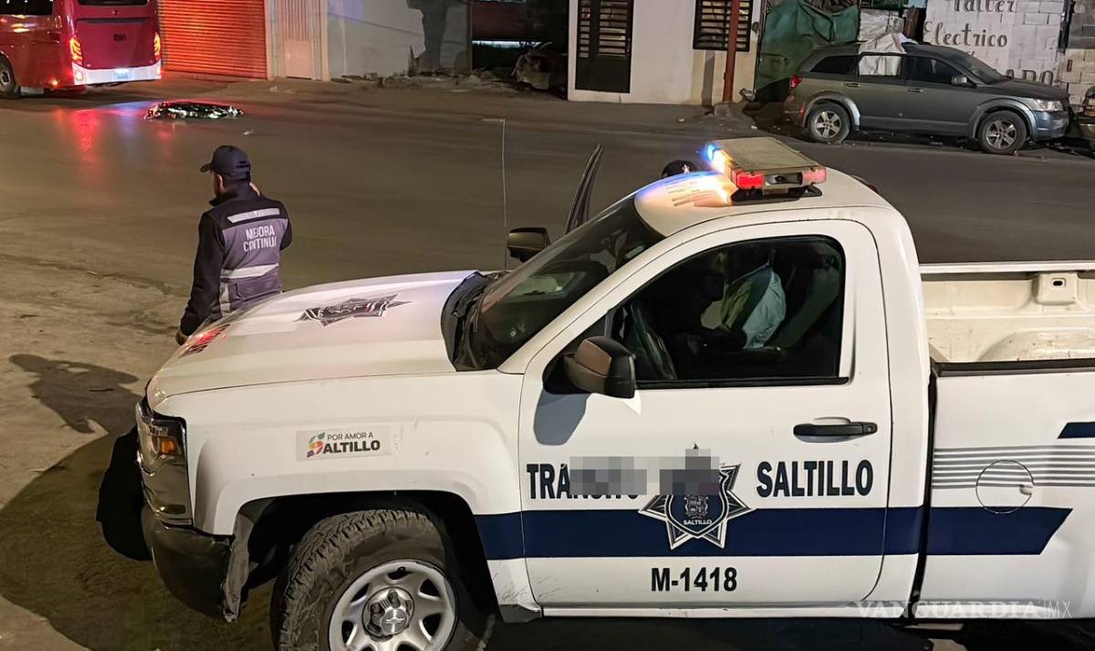 $!Elementos de Tránsito Municipal abanderaron la zona del accidente en la colonia El Salvador.
