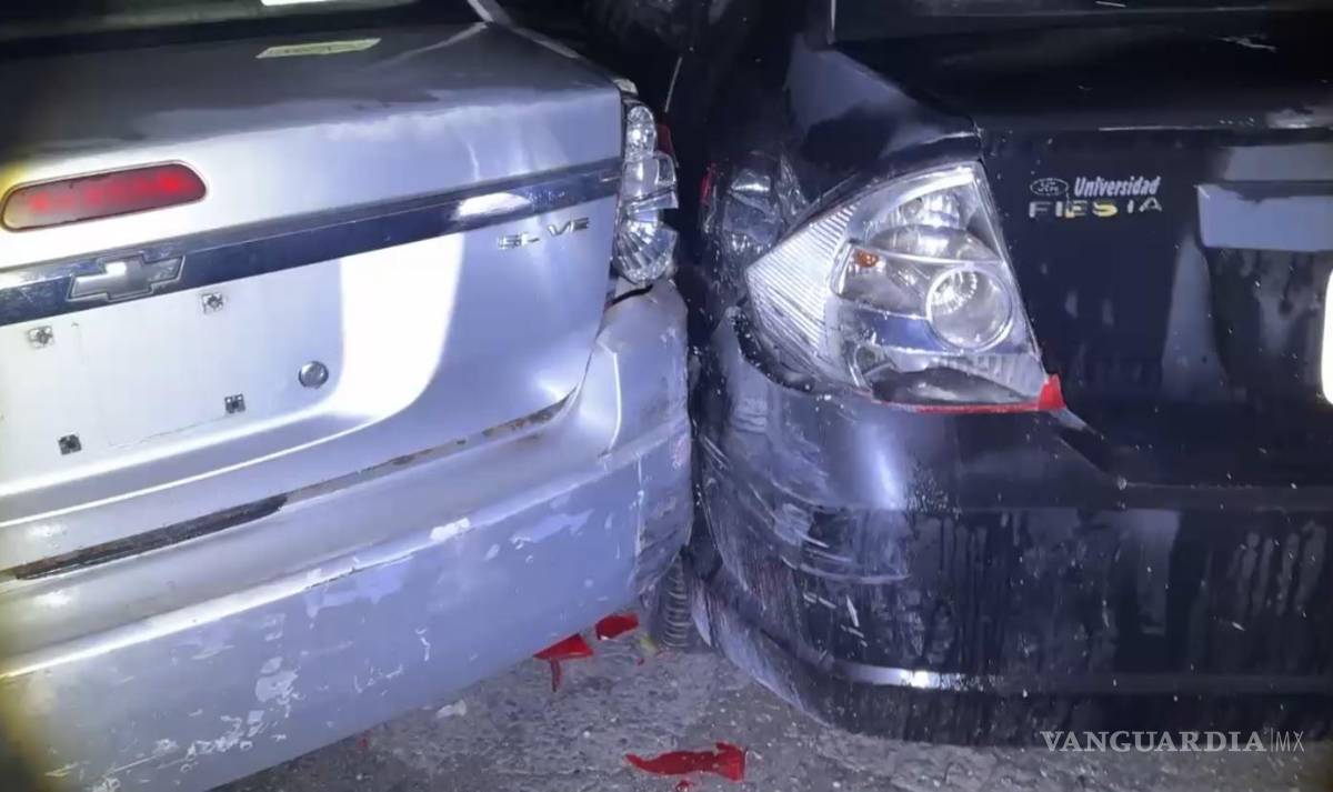 $!Los dos automóviles estacionados resultaron con daños materiales tras la fuerza del impacto.