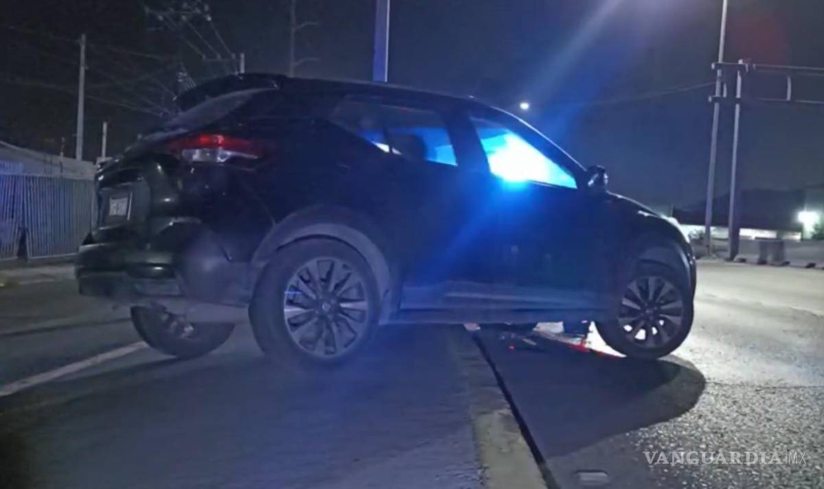 $!Un conductor que presuntamente se encontraba bajo los efectos del alcohol prefirió abandonar su vehículo y escapar a pie por calles de la colonia San Ramón.