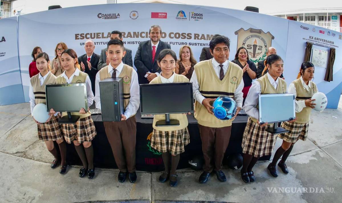 $!Tomás Gutiérrez Merino encabezó la entrega de equipamiento a la Secundaria General Francisco Coss Ramos, como parte del programa “En tu escuela tú eliges”.
