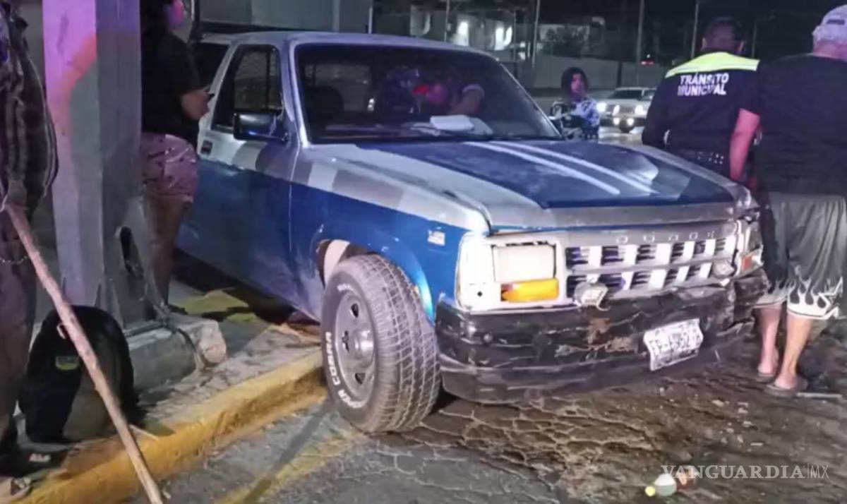 $!La camioneta Dodge brincó el camellón central antes de impactarse contra otro vehículo.