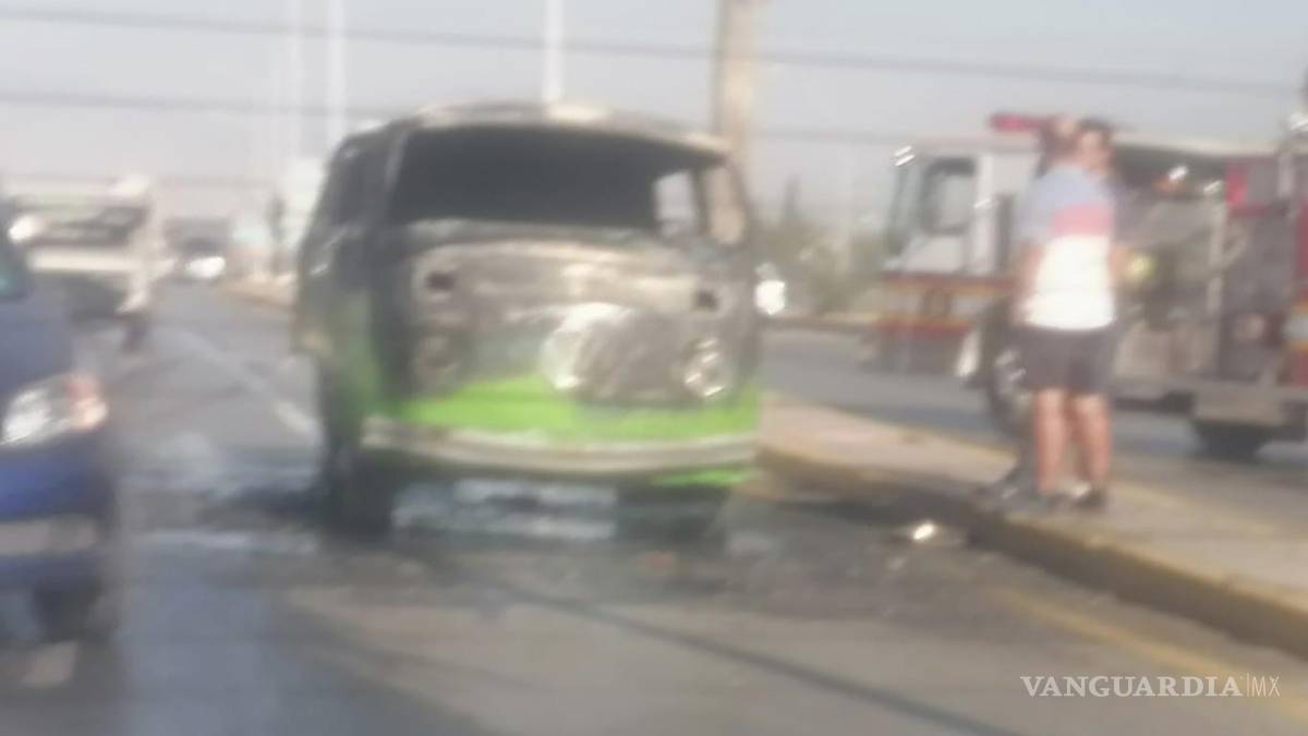 Incendio consume a combi ‘tuneada’ en carretera Torreón-Saltillo