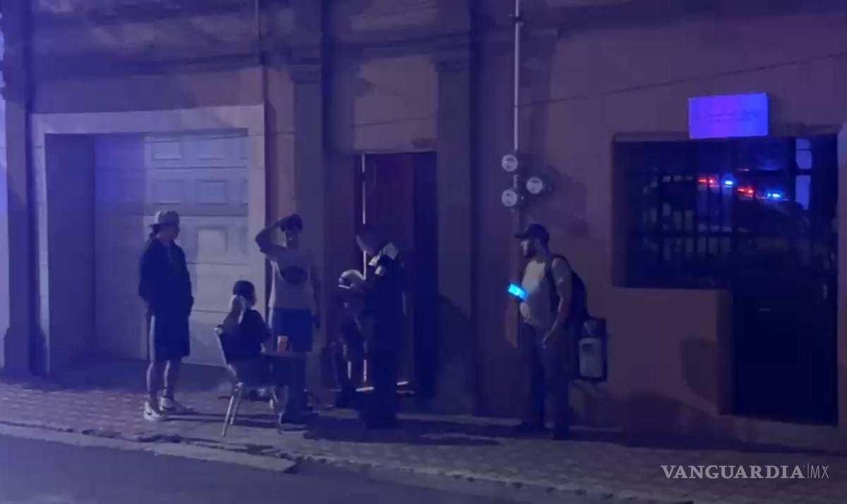 $!Uno de los conductores salió proyectado contra la banqueta tras el impacto lateral entre las motocicletas, derribando un medidor de gas y provocando una fuga que movilizó a cuerpos de emergencia.