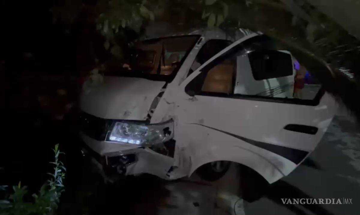 $!La fuerza de la colisión provocó un efecto en cadena que alcanzó a dos vehículos estacionados, entre ellos un Volkswagen Clásico y una camioneta Jeep, los cuales registraron daños materiales de consideración.