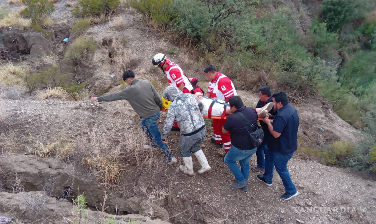 $!Rescatistas de la Cruz Roja trasladan a los heridos tras la caída de la camioneta al arroyo, sobre la carretera estatal 105 Parras-General Cepeda.
