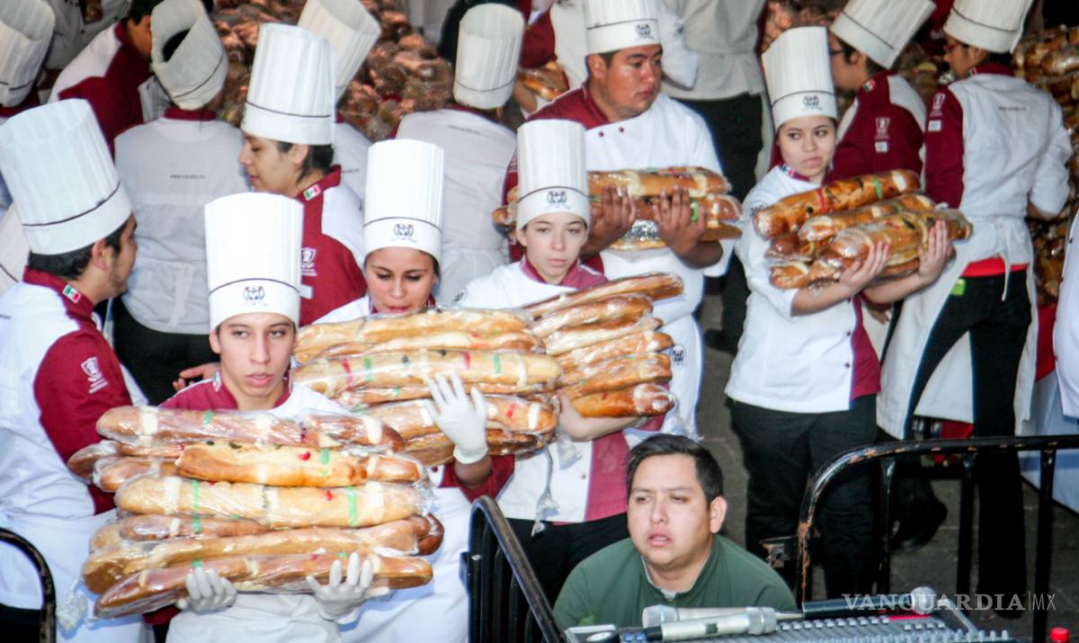 $!Saltillenses comparten gigantesca Rosca de Reyes