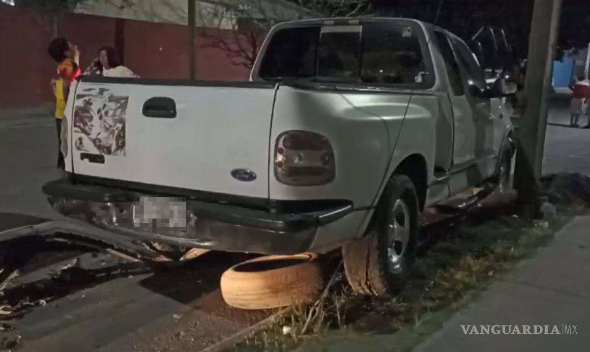 $!La camioneta afectada fue proyectada hasta la banqueta tras el fuerte impacto registrado en el cruce de las calles Teatro García Carrillo y Membrillos.