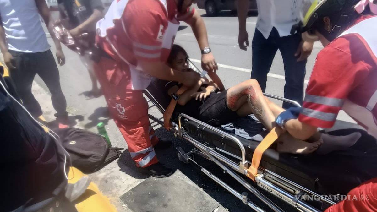 Caen al pavimento padre e hija porque una camioneta aventó su motocicleta