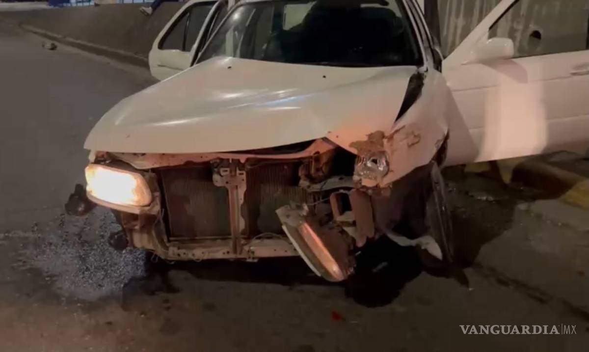 $!El Nissan Tsuru presentó severos daños en la parte frontal después de impactarse contra un muro de concreto ubicado sobre la lateral del periférico Luis Echeverría Álvarez, durante un accidente registrado la madrugada de este lunes.