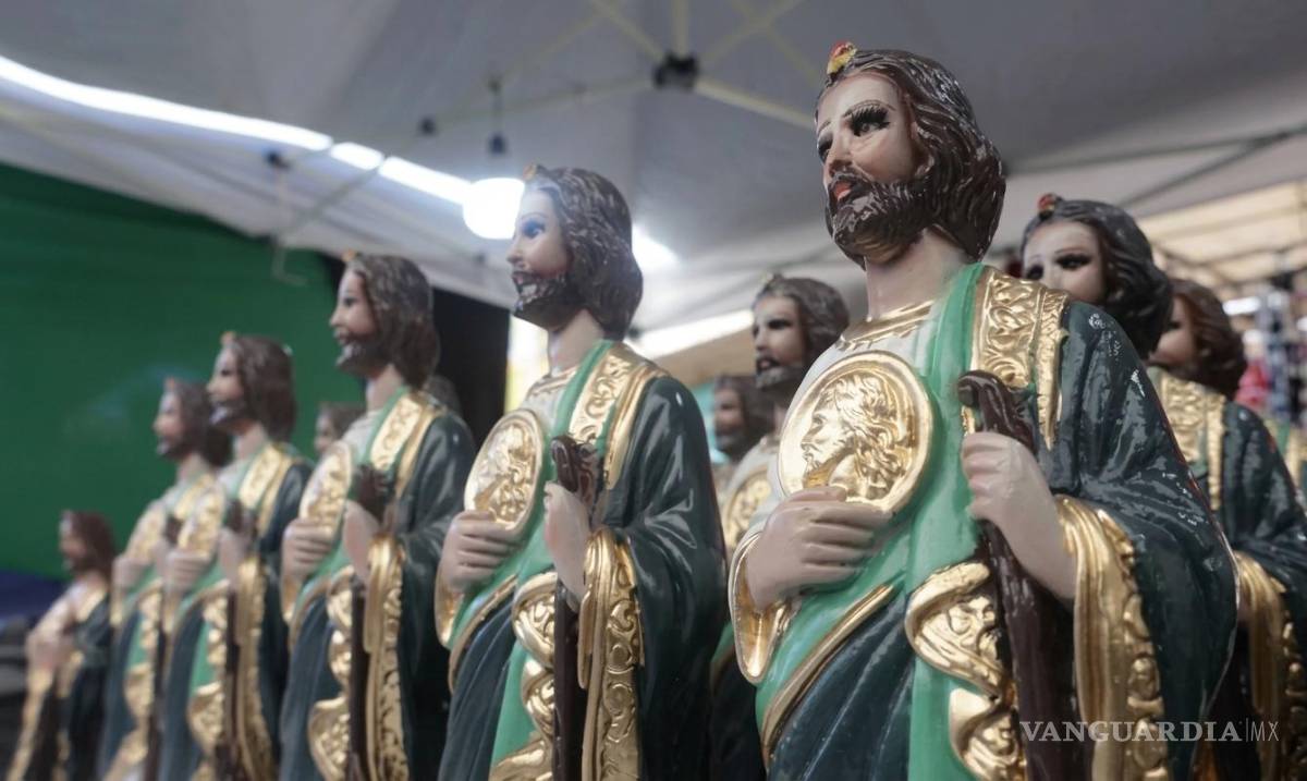 $!Considerado el santo más “taquillero” por su enorme popularidad, devotos de todos los estratos sociales adquieren las tradicionales figuras para sus hogares durante las festividades.
