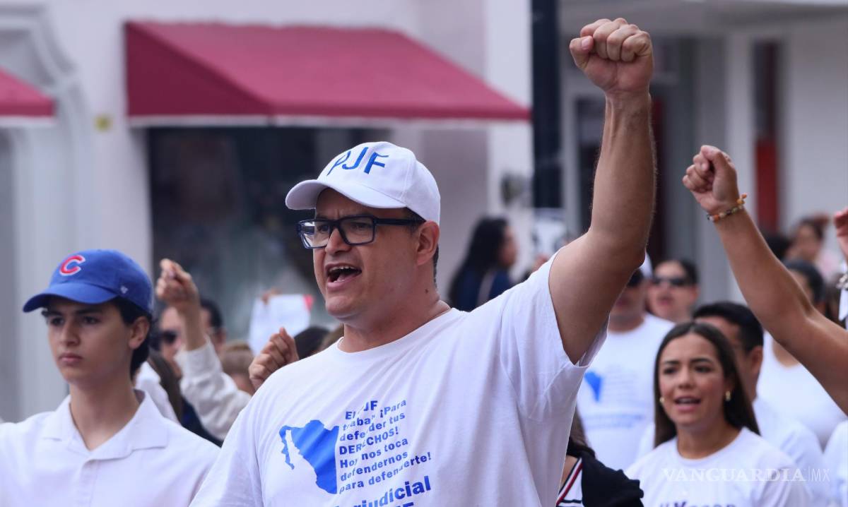 $!La manifestación reunió a alrededor de 70 personas, entre trabajadores judiciales, estudiantes, abogados y ciudadanos.