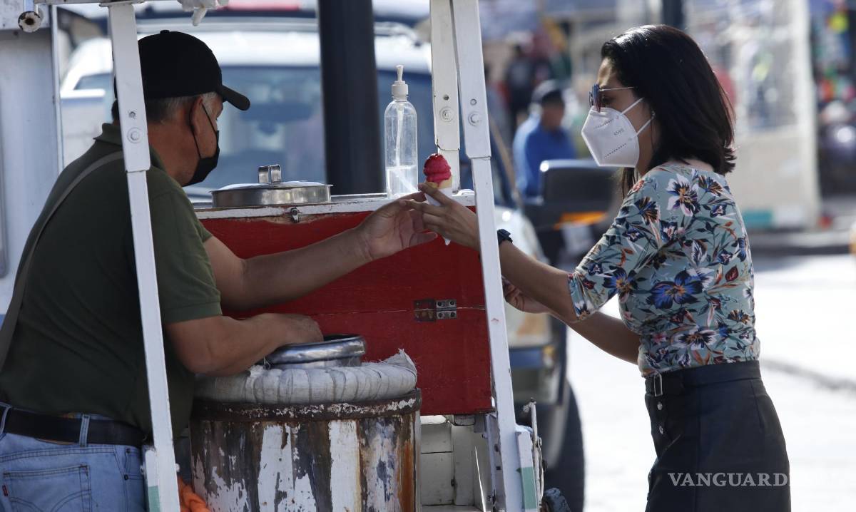 $!En las calles se observa a personas hidratándose y comprando alimentos frescos.