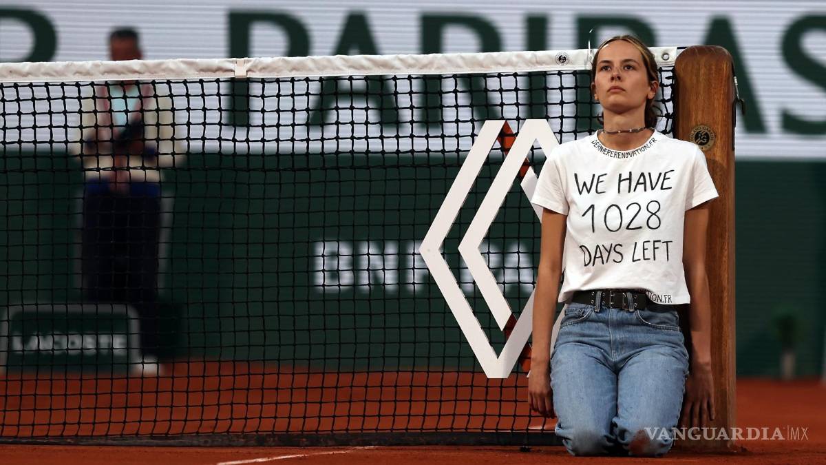 Una activista se encadena a la red e interrumpe la semifinal entre Casper Ruud y Marin Cilic en Roland Garros