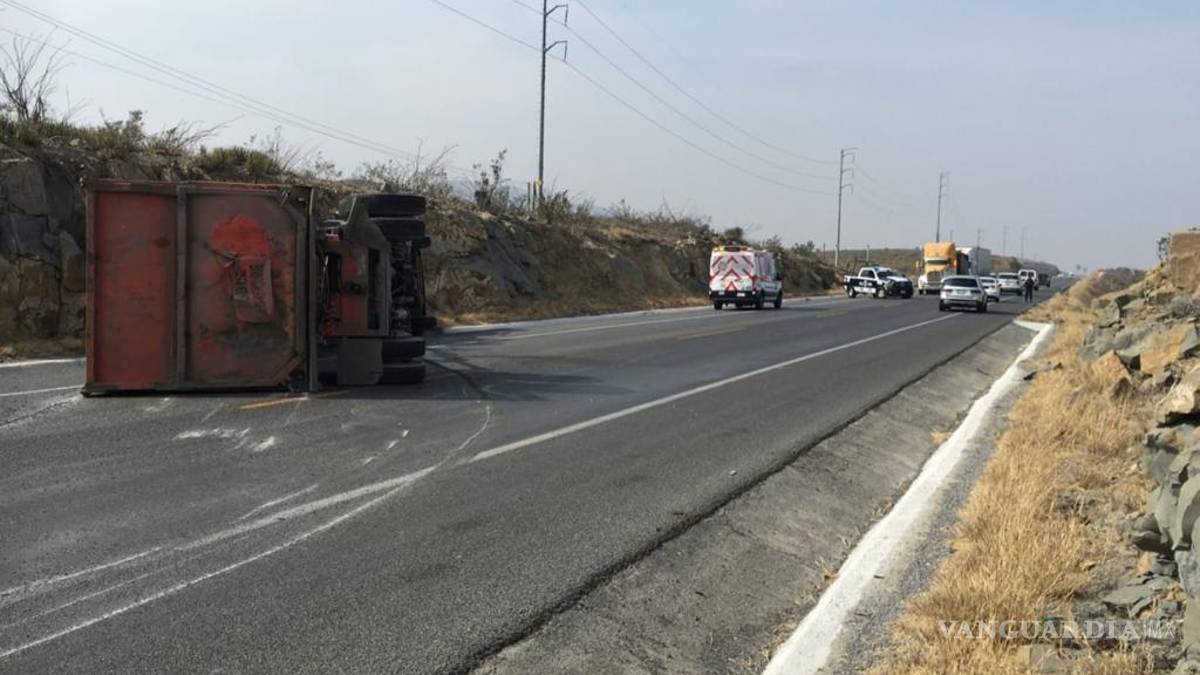 Trailero se salva al volcar en la carretera Saltillo-Monclova