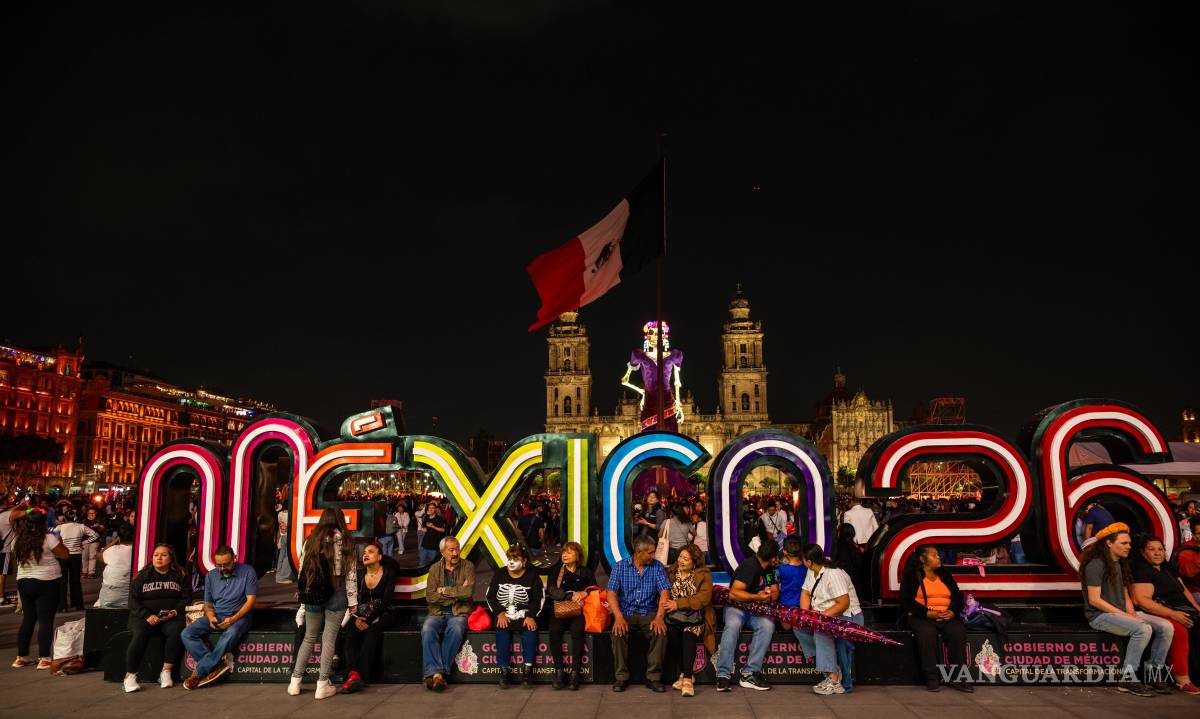$!Así luce la Catrina monumental de 33 metros en el Zócalo de CDMX que obtuvo el Récord Guinness