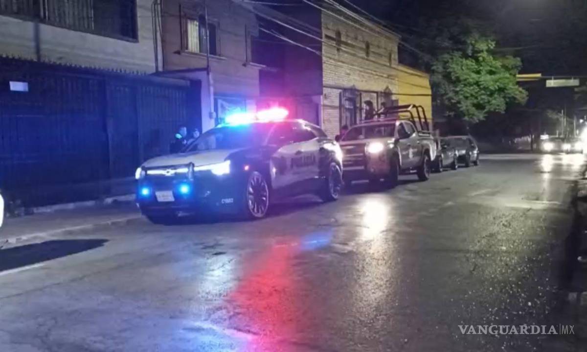 $!Vecinos y automovilistas reportaron una fuga de gas luego de que una motocicleta impactara un medidor durante el accidente registrado cerca del cruce con Álvaro Obregón.