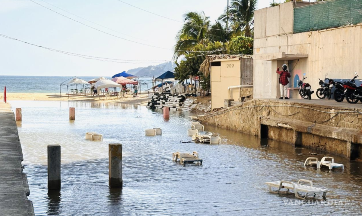 $!En los últimos días, diversas playas de Acapulco han sido afectadas por un fenómeno conocido como mar de fondo.