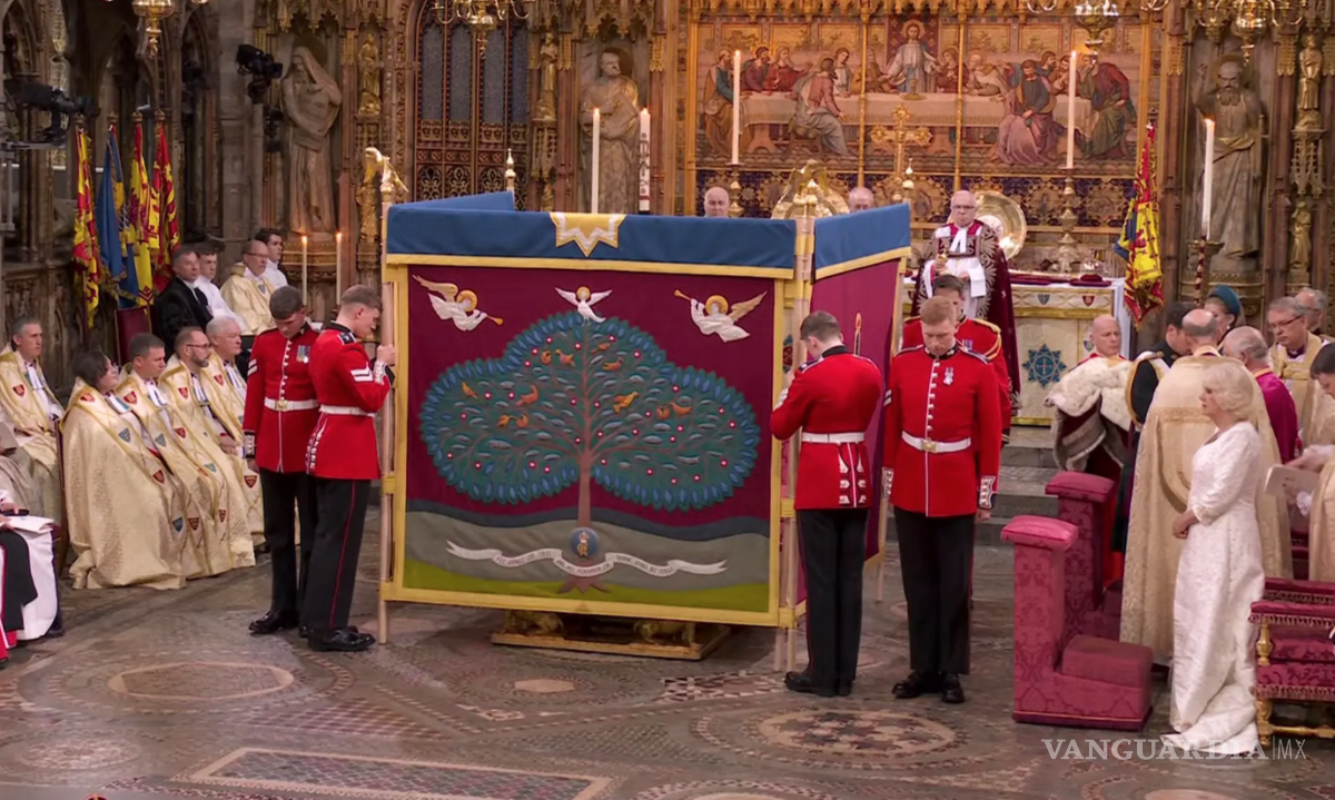 $!La pantalla que se usó para ungir en secreto a Charles con aceite sagrado. La congregación no pudo ver el momento ya que es sagrado entre el rey y Dios.