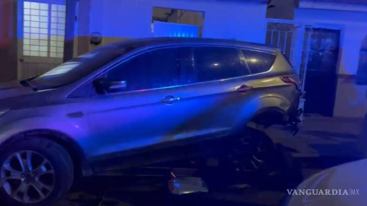 Ebrio y necio choca contra ocho vehículos en Valle Dorado