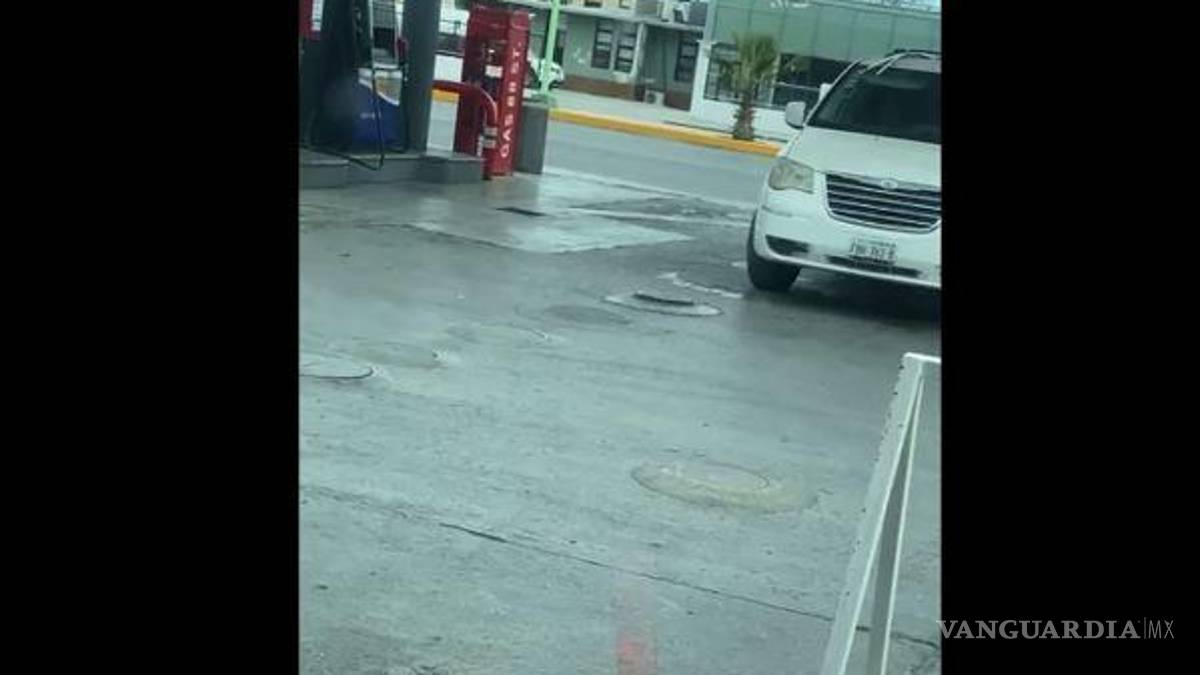 Emociona a monclovenses ligera caída de nieve en la ciudad