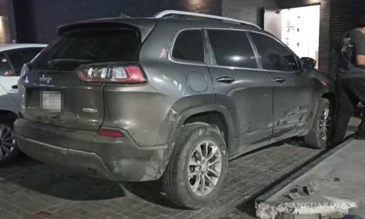 $!Durante su intento de huida, el automovilista impactó vehículos estacionados y circuló en sentido contrario.