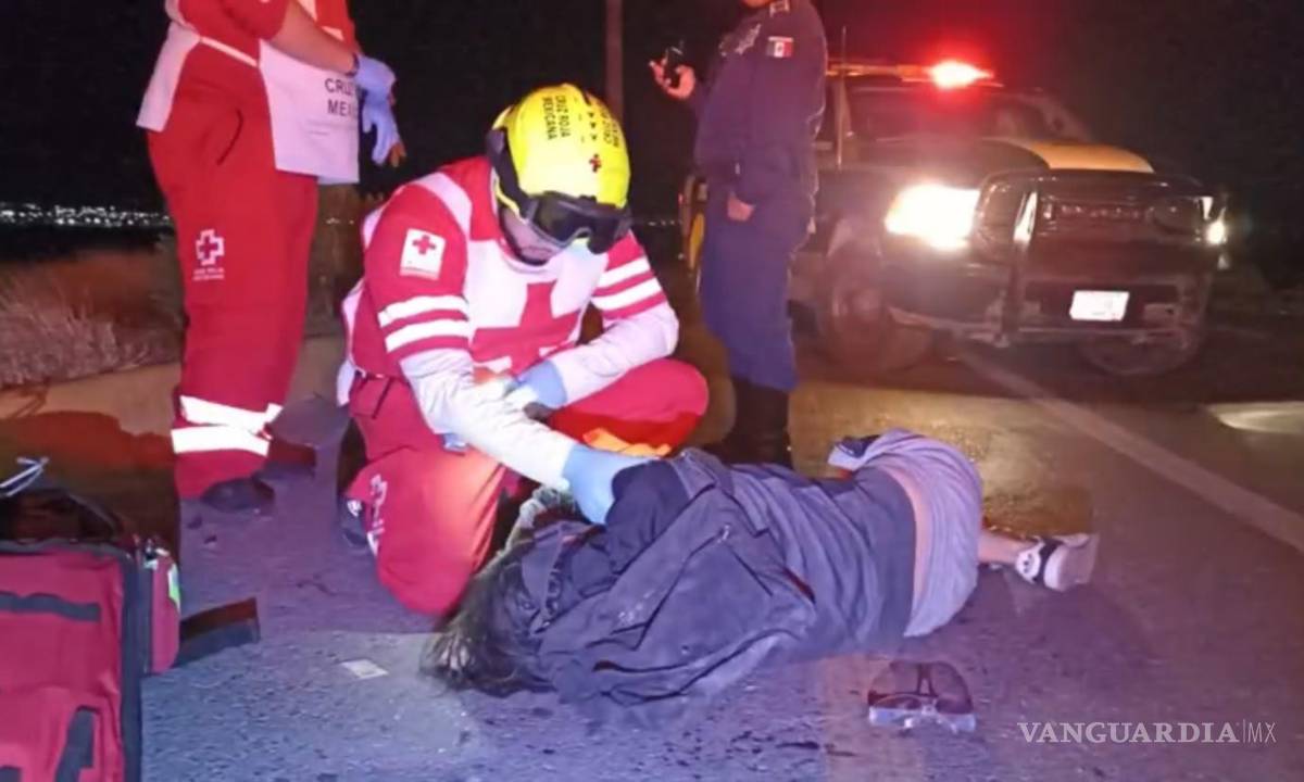$!Paramédicos de la Cruz Roja trasladaron al lesionado al Hospital General de Saltillo.