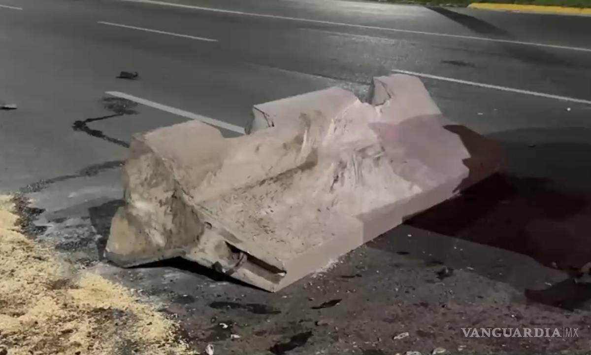 $!Una ballena de concreto quedó desplazada sobre la vialidad tras el fuerte choque registrado en el bulevar Fundadores.