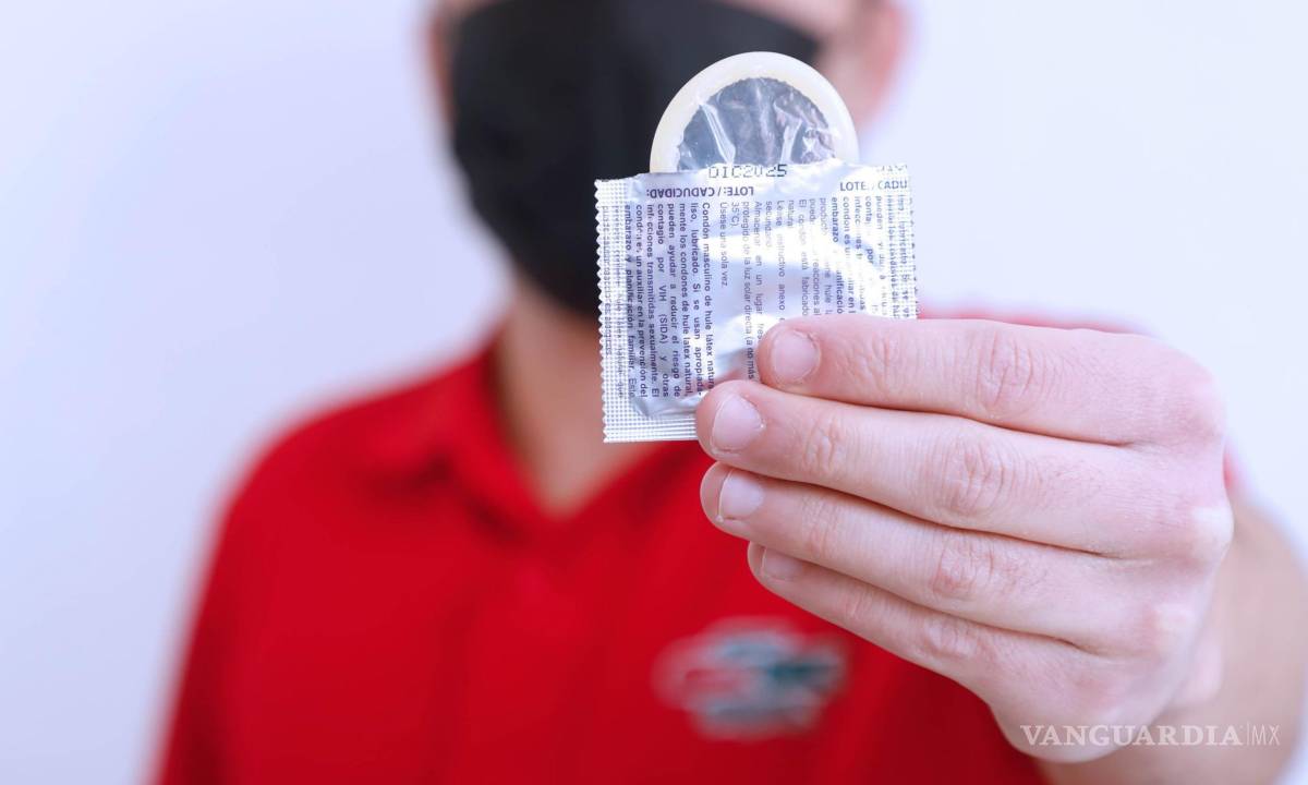 $!Pizaña detalló que van distribuir distintos insumos de salud sexual, tales como unas “condo-latas”, que contienen preservativos internos y externos.