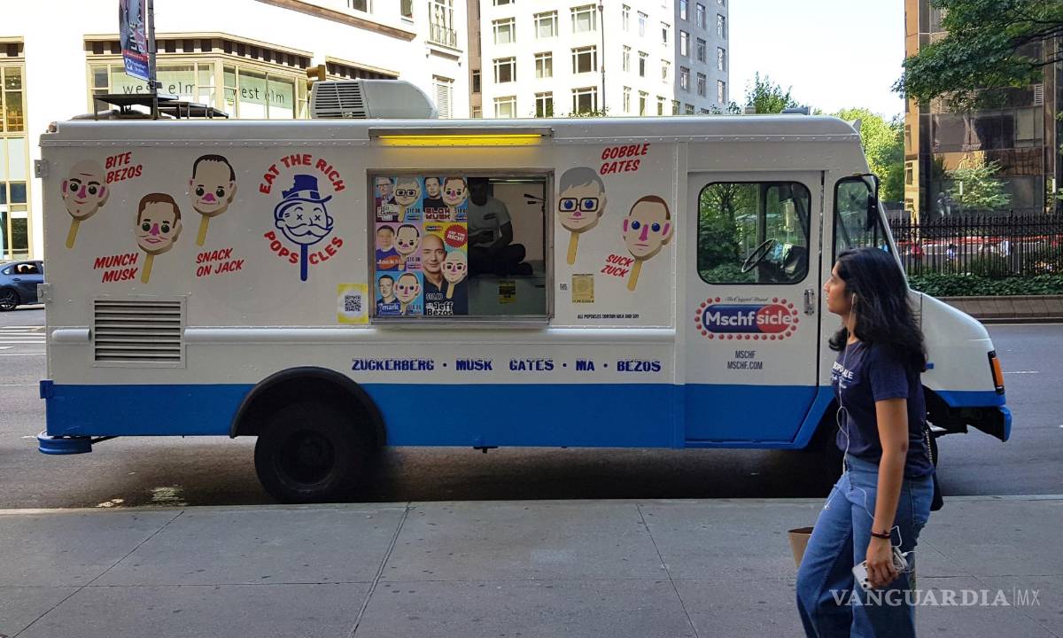 $!El colectivo de artistas MSCHF que en un puesto ambulante propone devorar a Elon Musk y a los empresarios más ricos del mundo. EFE/ Jorge Fuentelsaz