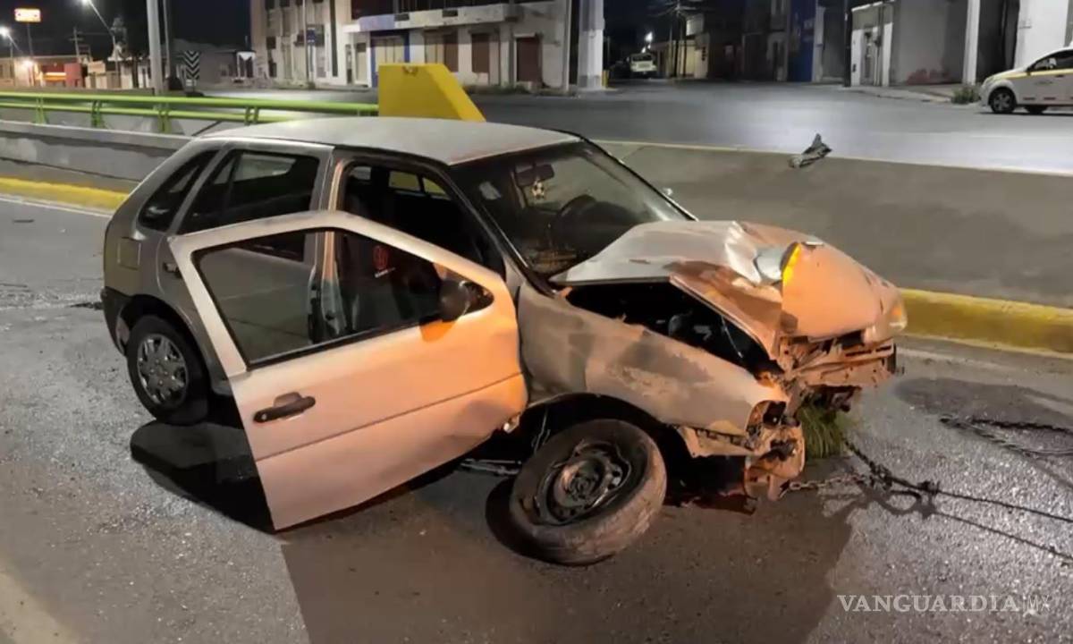$!El automóvil quedó atravesado sobre la vialidad, obstruyendo parcialmente el acceso al túnel del distribuidor vial El Sarape hasta que una grúa realizó su retiro hacia un corralón.