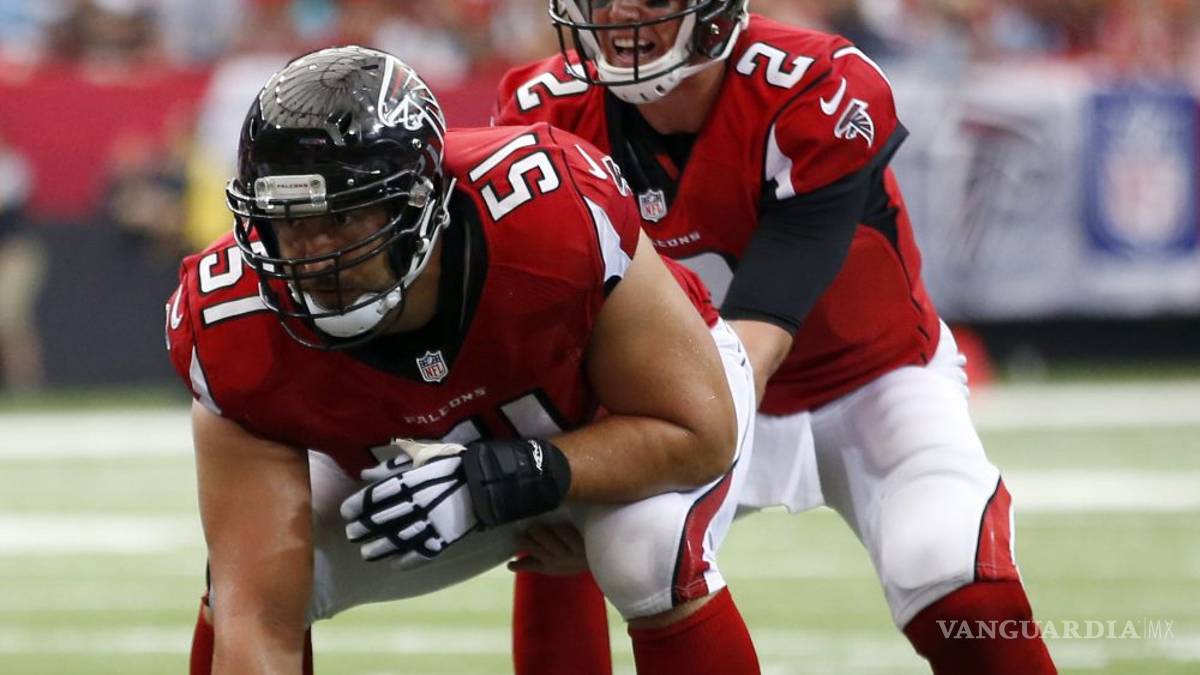 Jugador de futbol americano es derribado...por un pañuelo