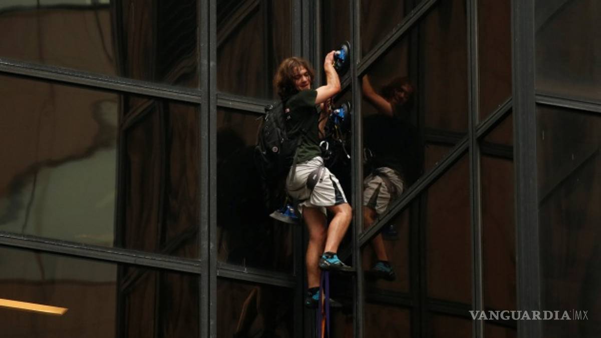 Hombre escala la Torre Trump para darle un mensaje al republicano