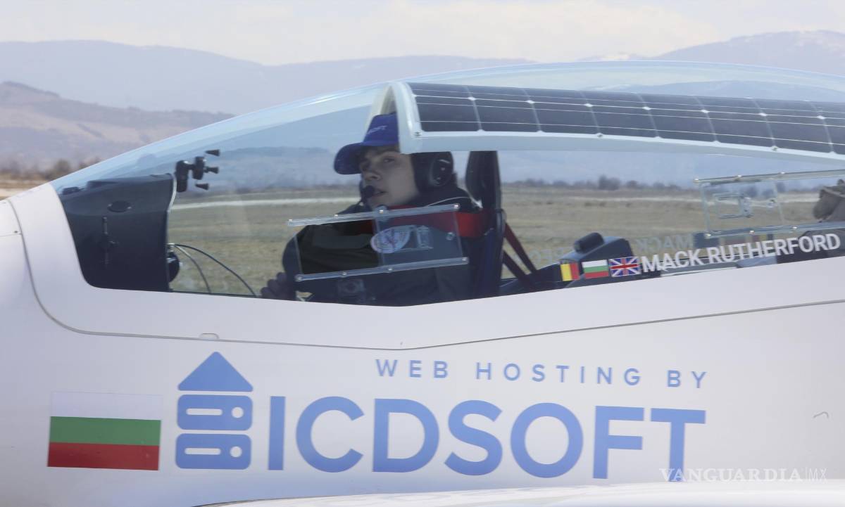 $!Mack Rutherford, de 16 años, prepara su avión antes de partir para intentar volar solo por todo el mundo en el aeropuerto de Sofia-West, en Sofí.