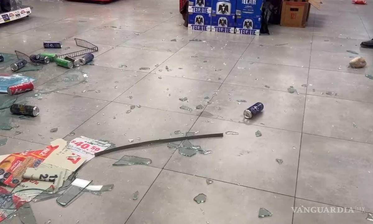 $!Tres hombres encapuchados rompieron los cristales de la entrada para irrumpir en una tienda de conveniencia.