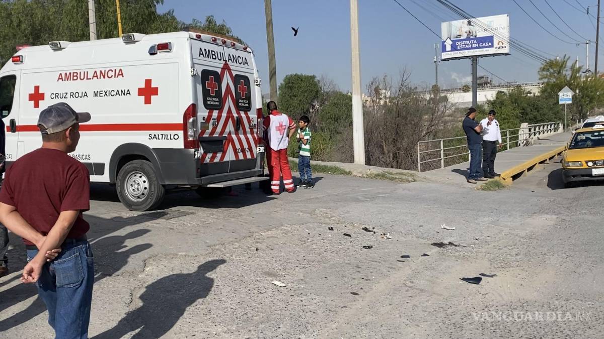 Taxista derriba de moto a dos jóvenes en bulevar de Saltillo