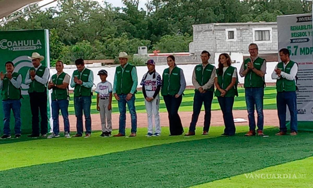 $!El gobernador Manolo Jiménez Salinas inauguró el campo de béisbol Parras 91, luego de trabajos de rehabilitación y modernización por 5.7 millones de pesos.