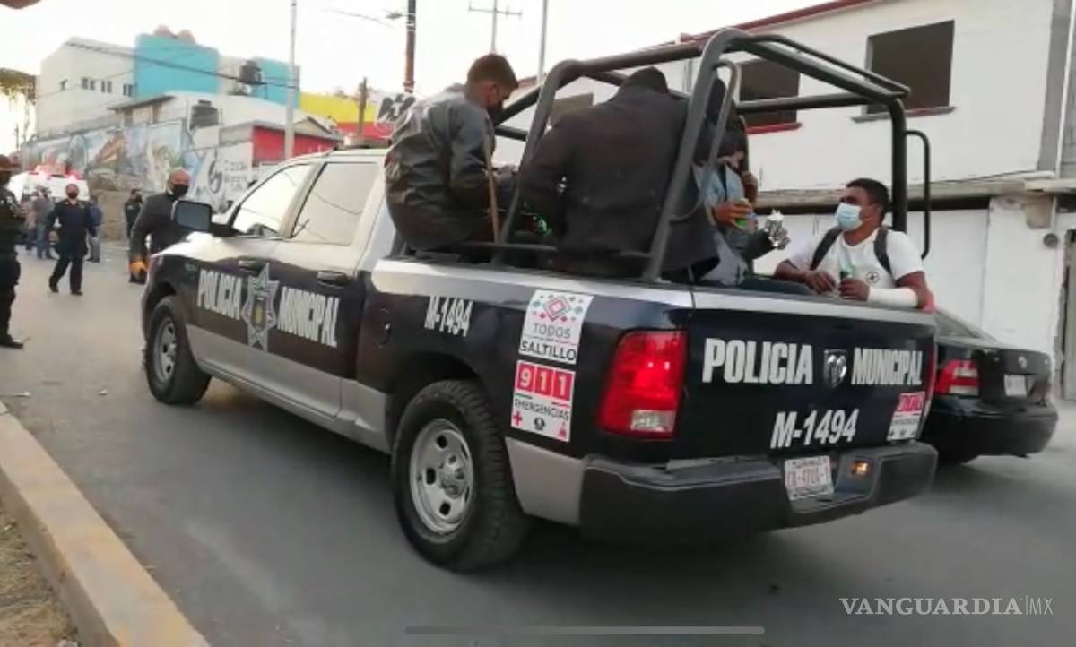 $!Retiran campamento de centroamericanos del exterior de la Casa del Migrante de Saltillo