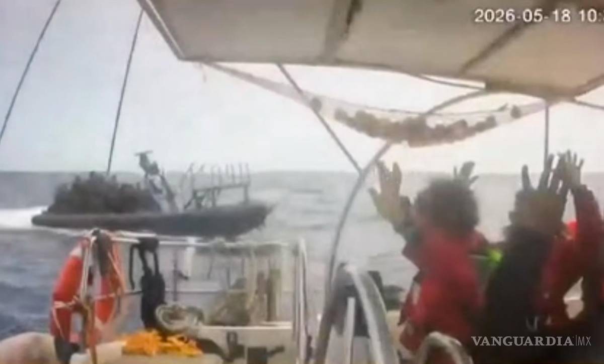 $!Esta imagen, captada por cámaras de seguridad, muestra a activistas a bordo de una flotilla con las manos en alto mientras la embarcación se acerca a una de las más de 50 que zarparon del puerto de Marmaris, Turquía.