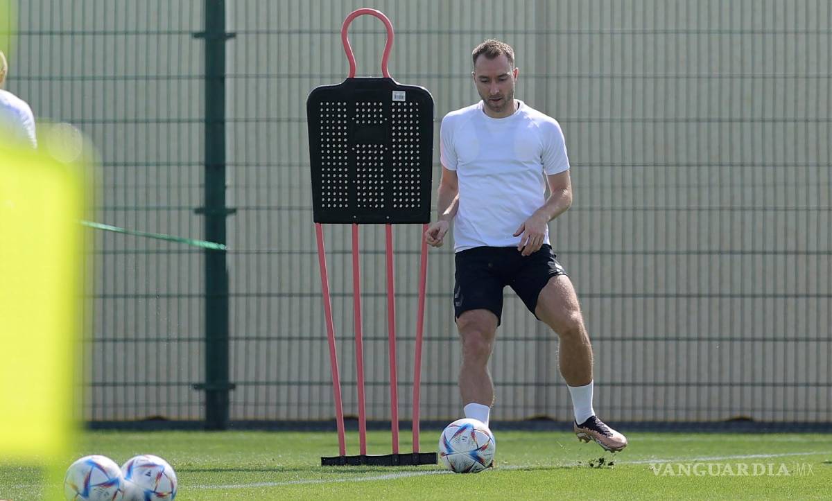 $!Christian Eriksen de Dinamarca en acción durante una sesión de entrenamiento del equipo nacional danés en Doha, Qatar.