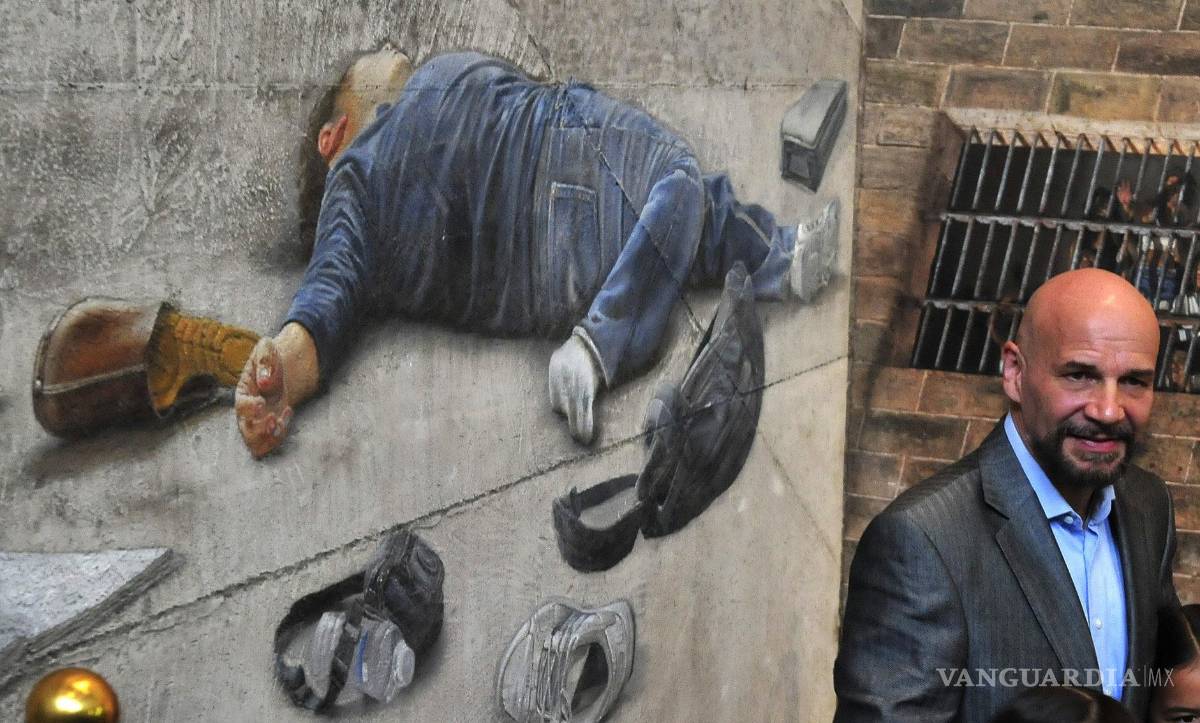 $!14 de julio del 2009. El muralista y pintor mexicano Rafael Cauduro durante la inauguración de una exposición en Ciudad de México (México).