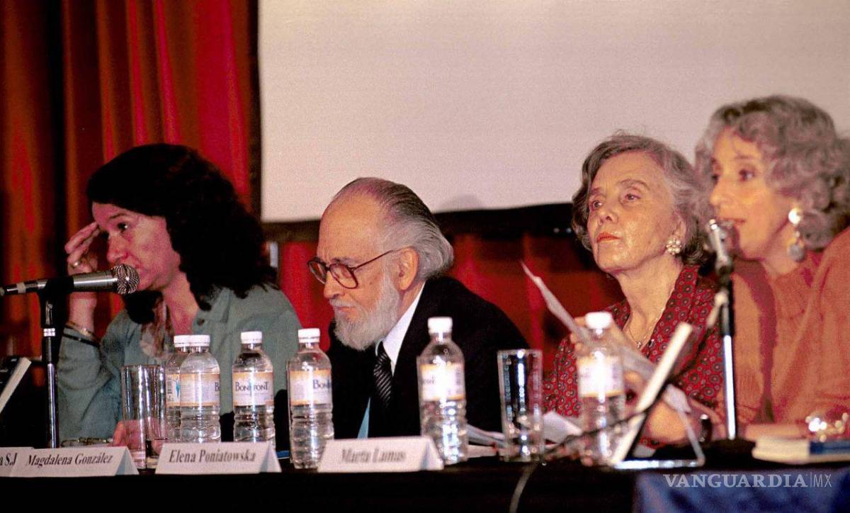 $!Consuelo Mejía, Enrique Maza en la presentación del libro Las mil y una... (la herida de Paulina), de Elena Poniatowska, también estuvo Martha Lamas.